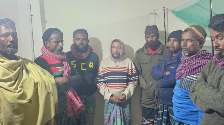 সুন্দরবনে বনবিভাগের অভিযানে প্রায় ১০০ কেজি শামুক ও ঝিনুকসহ আটক ৮ 