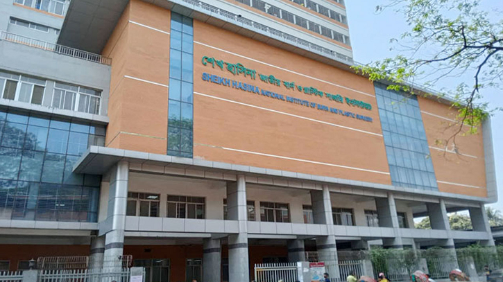 এভার কেয়ার হাসপাতালের পাশের ভবনে ভয়াবহ বিস্ফোরণ, রোগীসহ দগ্ধ ৪