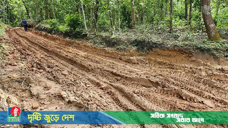 রামগড়ে অবৈধভাবে মাটি ও বালু উত্তোলন, দেড় লাখ টাকা জরিমানা