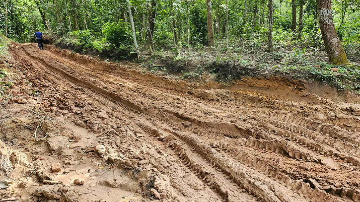 রামগড়ে অবৈধভাবে মাটি ও বালু উত্তোলন, দেড় লাখ টাকা জরিমানা রামগড়ে অবৈধভাবে মাটি ও বালু উত্তোলন, দেড় লাখ টাকা জরিমানা