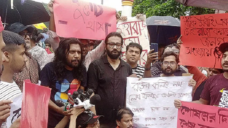 সংগীতশিল্পীরা রবীন্দ্রসরোবর থেকে শহীদ মিনারের পথে সংগীতশিল্পীরা রবীন্দ্রসরোবর থেকে শহীদ মিনারের পথে