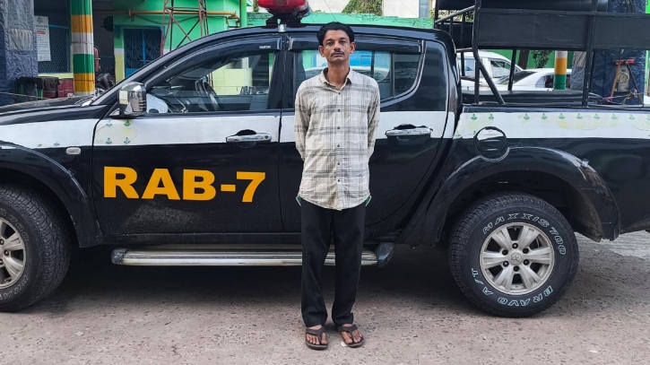 ১৯ বছর পালিয়েও হলো না শেষ রক্ষা, অতঃপর র্যাবের জালে ধরা ১৯ বছর পালিয়েও হলো না শেষ রক্ষা, অতঃপর র্যাবের জালে ধরা