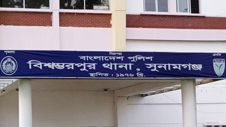 মসজিদে ঢুকে ছোট ভাইকে কুপিয়ে হত্যা করলো বড় ভাই মসজিদে ঢুকে ছোট ভাইকে কুপিয়ে হত্যা করলো বড় ভাই