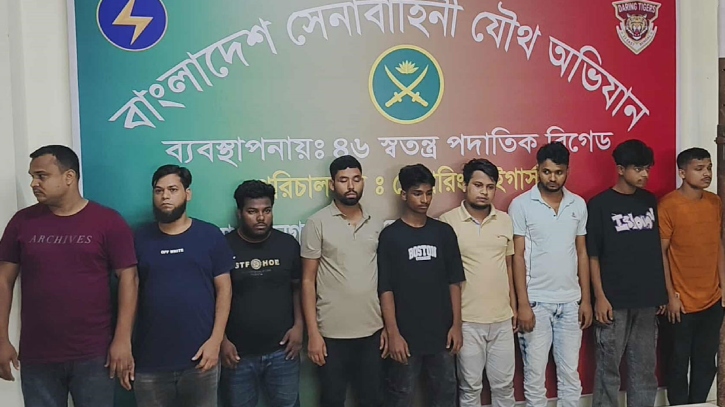 নিউ মার্কেট এলাকা থেকে ১১০০ চাপাতি ও বিভিন্ন অস্ত্রসহ আটক ৯ নিউ মার্কেট এলাকা থেকে ১১০০ চাপাতি ও বিভিন্ন অস্ত্রসহ আটক ৯