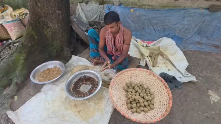 রূপগঞ্জে যে শিল্প টিকে আছে ২০০ বছর, জড়িত ৫০০ পরিবার