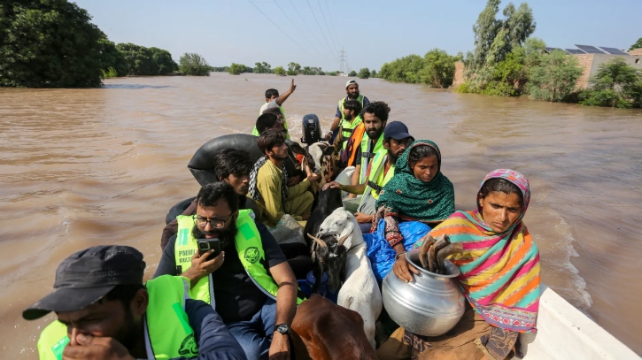 জুন থেকে শুরু হওয়া বন্যায় পাকিস্তানে অন্তত ৯০০ জনের মৃত্যু