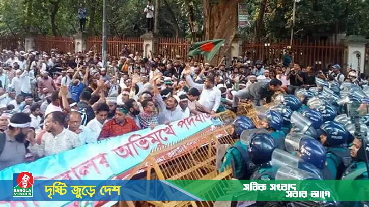 সারারাত হাইকোর্টের সামনেই অবস্থান, বুধবার আরও বড় কর্মসূচি শিক্ষকদের