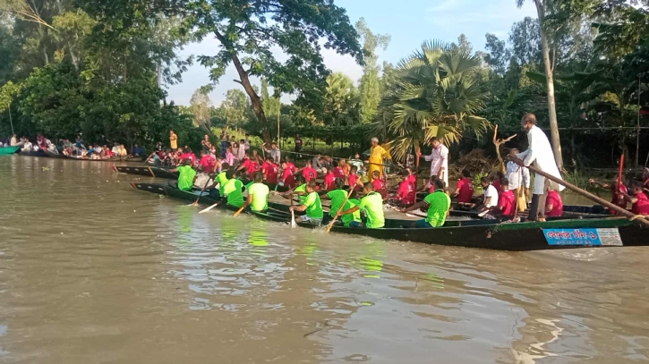 মানিকগঞ্জের হরিরামপুরে ইছামতি নদীতে নৌকা বাইচ আয়োজন
