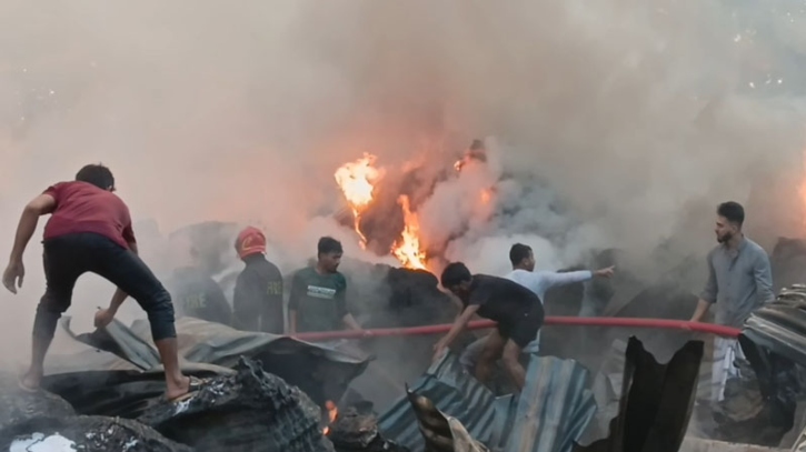 টঙ্গীতে রেললাইনের পাশে অগ্নিকাণ্ডে পুড়ে গেছে ৫ গুদামের মালামাল