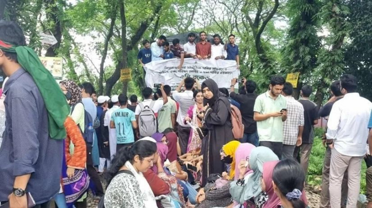 ট্রেন আটকে দিয়েছেন শিক্ষার্থীরা, ঢাকা-ময়মনসিংহ রেল যোগাযোগ বন্ধ ট্রেন আটকে দিয়েছেন শিক্ষার্থীরা, ঢাকা-ময়মনসিংহ রেল যোগাযোগ বন্ধ