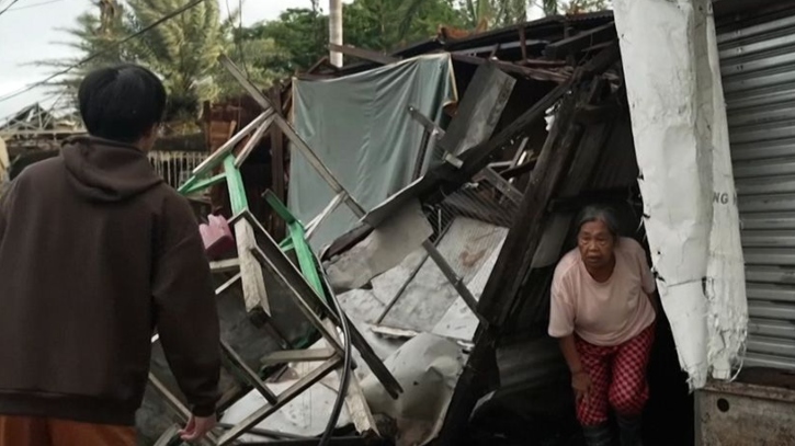 সুপার টাইফুন ‘ফাং-ওং’র তাণ্ডব শুরু, প্রাণ গেলো দুই জনের 