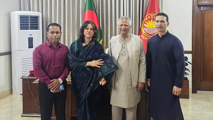 বোন শারমিন আহমদকে নিয়ে প্রধান উপদেষ্টার সঙ্গে সোহেল তাজের সাক্ষাৎ বোন শারমিন আহমদকে নিয়ে প্রধান উপদেষ্টার সঙ্গে সোহেল তাজের সাক্ষাৎ