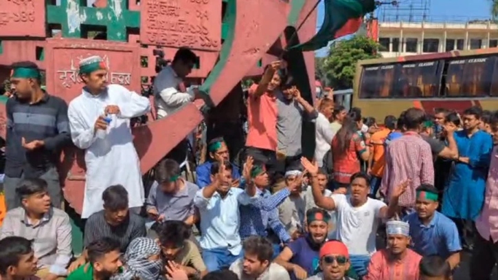 রাজধানীর জিরো পয়েন্টে বৈষম্য বিরোধী ছাত্রদের শক্ত অবস্থান 