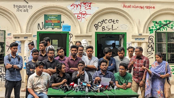 কুয়েটের ৩৭ শিক্ষার্থীর বহিষ্কারাদেশ প্রত্যাখ্যান করে ভিসির পদত্যাগ দাবি