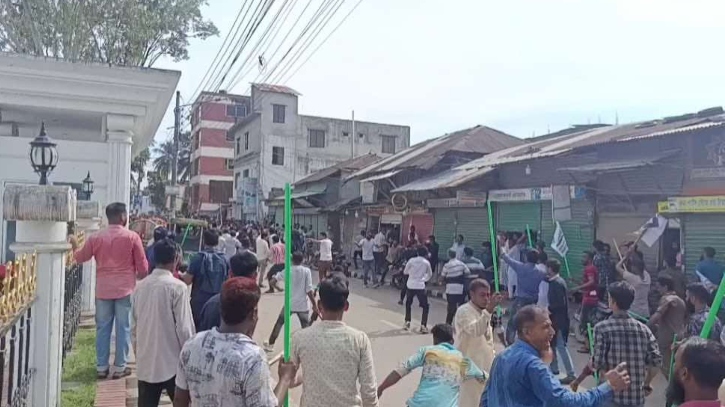 সমাবেশ শেষে মুখোমুখি দুই দল, সংঘর্ষে পুলিশ-সাংবাদিকসহ আহত ২০ সমাবেশ শেষে মুখোমুখি দুই দল, সংঘর্ষে পুলিশ-সাংবাদিকসহ আহত ২০