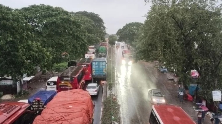 ঢাকা-চট্টগ্রাম মহাসড়কে ১৩ কিলোমিটার যানজট