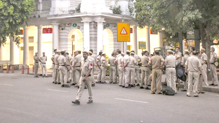 দিল্লিতে নিরাপত্তা জোরদার: ২ হাজারের বেশি আটক, বিপাকে সরকার