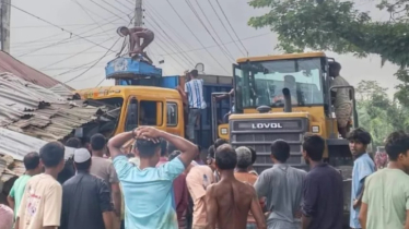 অটোরিকশা চাপা দিয়ে দোকানে ঢুকে গেল ট্রাক, নিহত ৩