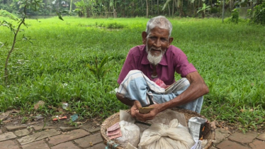 এক স্কুলের সামনেই ৮০ বছর ধরে বাদাম বিক্রি!