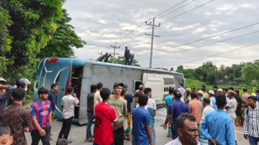 স্লিপার বাস উল্টে আহত ২৫, কাঁচ ভেঙে যাত্রীদের উদ্ধার