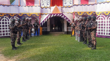 হিলিতে পূজামণ্ডপে ফল ও মিষ্টি উপহার বিজিবির