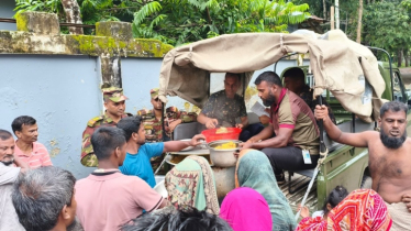 ভারী বর্ষণে খাগড়াছড়ির নিম্নাঞ্চল তলিয়ে জন ভোগান্তি, সেনাবাহিনীর খাবার বিতরণ