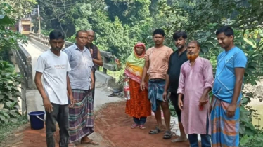 ব্রিজের দুই পাশের ভাঙা রাস্তা সংস্কার করলো চালক দল