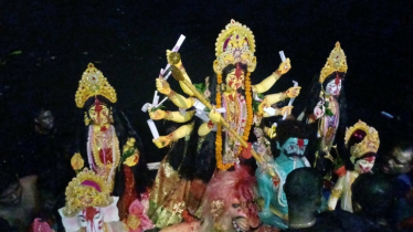 অশ্রুসিক্ত নয়নে দেবীকে বিদায়, কাপ্তাই হ্রদে প্রতিমা বিসর্জনে শেষ হলো পাহাড়ের দুর্গাপূজা