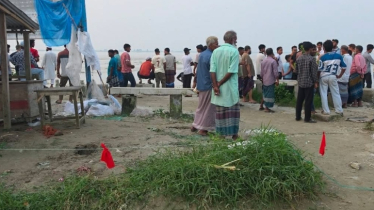 পদ্মার তীররক্ষা বাঁধে ৫০ মিটারজুড়ে ফাটল, আতঙ্কিত স্থানীয়রা