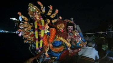 সীমান্ত নদী ইছামতিতে প্রতিমা বিসর্জন, নদীতে নামতে পারেননি বাংলাদেশিরা
