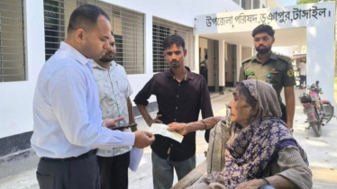 সিঁড়ি বাইতে পারেননি ৮০ বছরের বৃদ্ধা, চেয়ার ছেড়ে নিচে নেমে এলেন ইউএনও