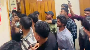 ট্রেন ছাড়তে ৩ ঘণ্টা দেরি: চট্টগ্রাম স্টেশনের কক্ষে ভাংচুর যাত্রীদের