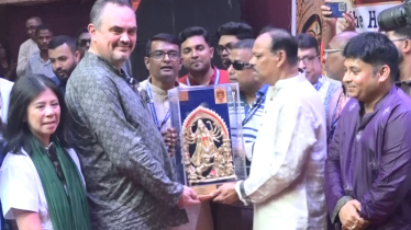 নারায়ণগঞ্জের মণ্ডপে দুর্গাপূজার আনন্দে মেতে উঠলেন মার্কিন রাষ্ট্রদূত