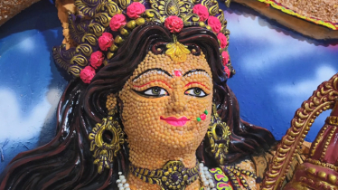 এক মণ মটর ডালে তৈরি ২০ ফুটের দুর্গাপ্রতিমা!