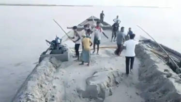 অবৈধ বালু উত্তোলন ঠেকাতে ড্রেজারে হামলা গ্রামবাসীর, মেশিন ভাঙচুর