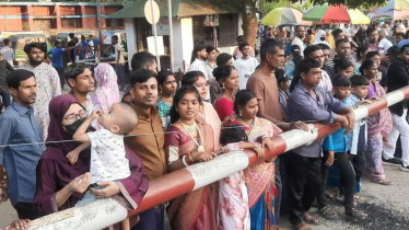 দুর্গাপূজা উপলক্ষে হিলি সীমান্তে দর্শনার্থীদের উপচে পড়া ভীড়