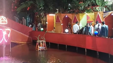 পুকুরের ওপর ভাসমান ৩ তলা পূজামণ্ডপ: দর্শনার্থীদের উপচে পড়া ভিড়