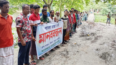 শতবছরের পুরনো কাঁচা রাস্তার বেহাল দশা, পাকা করার দাবি গ্রামবাসীর