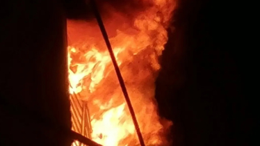 ১২ ঘন্টা পর নিয়ন্ত্রণে এসেছে চকবাজারের আগুন 