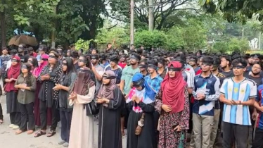 চুয়েটে কমপ্লিট শাটডাউন, চোখে কালো কাপড় বেঁধে শিক্ষার্থীদের প্রতিবাদ