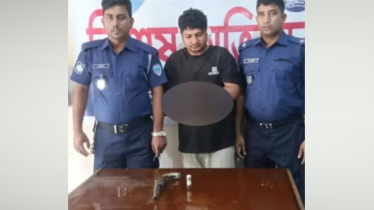 কুমিল্লায় আগ্নেয়াস্ত্র ও কার্তুজসহ যুবক আটক, গণপিটুনি দিয়ে পুলিশের কাছে সোপর্দ