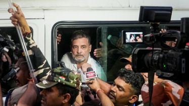 রাহুল গান্ধীকে ধরলো পুলিশ, প্রিয়াঙ্কা শুয়ে পড়লেন রাস্তায়; অতঃপর যা ঘটলো