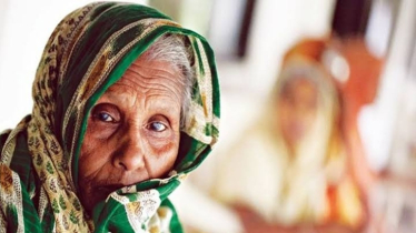 জীবনের শেষ প্রান্তে মা-বাবার হাত ধরার দায়িত্ব কি ভুলে যাচ্ছি আমরা?