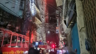 চকবাজারের আগুন নেভাতে গিয়ে ফায়ার সার্ভিসের ৪ কর্মী অসুস্থ