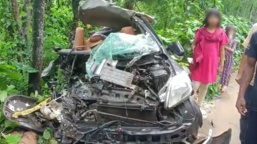 বাসের সঙ্গে মুখোমুখি সংঘর্ষে দুমড়ে মুচড়ে গেল প্রাইভেটকার; নিহত ২, আহত ৩০