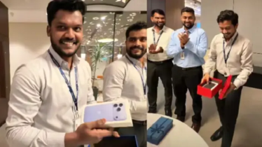 অফিসের সব কর্মীকে আইফোন উপহার দিলেন বস, সোশ্যাল মিডিয়ায় প্রশংসার ঝড়