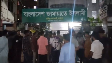 কুমিল্লায় জামায়াতের দুই গ্রুপের সংঘর্ষ ও ভাঙচুর কুমিল্লায় জামায়াতের দুই গ্রুপের সংঘর্ষ ও ভাঙচুর