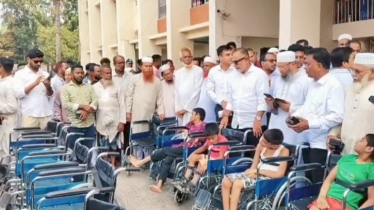 কোটালীপাড়ায় বিশেষ চাহিদাসম্পন্নদের মাঝে হুইলচেয়ার বিতরণ
