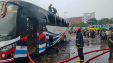 মহাখালী টার্মিনালে দাঁড়িয়ে থাকা এসি বাসে আগুন