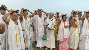কুয়াকাটা সৈকতে পিতৃতর্পণ, দুর্গাপূজার অপেক্ষায় সনাতন ধর্মাবলম্বীরা